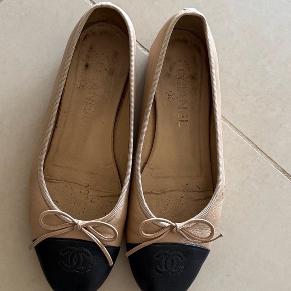 CHANEL Shoes - CHANEL Lambskin Beige and Black Flats